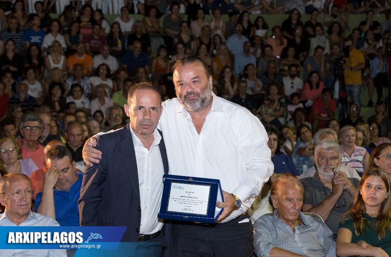 Ο κ. Ηλιόπουλος βραβεύεται για τη συνολική προσφορά του στους πληγέντες στο Μάτι