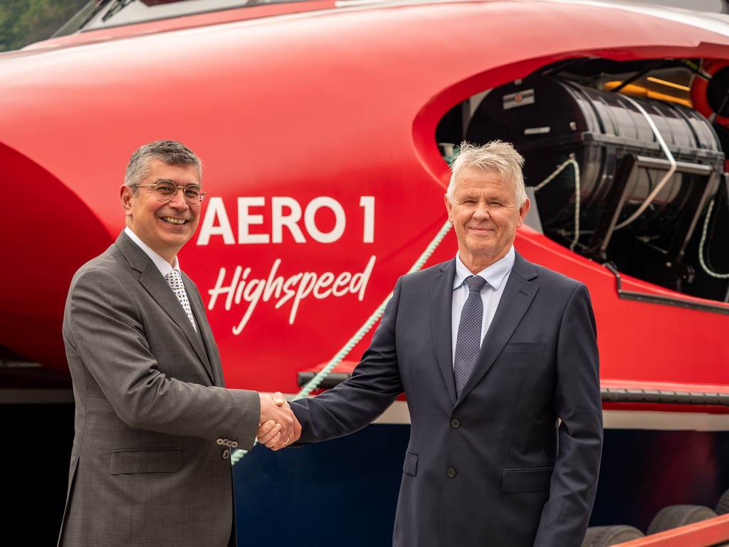 Ο κ. Σπύρος Πασχάλης, Διευθύνων Σύμβουλος της Attica Group και ο κ. Tor Øyvin Aa, Διευθύνων Σύμβουλος του Ναυπηγείου, κατά την παραλαβή του Aero 1 Highspeed, το πρώτο από την παραγγελία τριών (3) υπερσύγχρονων πλοίων τύπου Aero Catamaran, τα οποία θα δρομολογηθούν στις γραμμές του Αργοσαρωνικού, αντικαθιστώντας παλαιότερης τεχνολογίας πλοία του Ομίλου στους συγκεκριμένους προορισμούς.