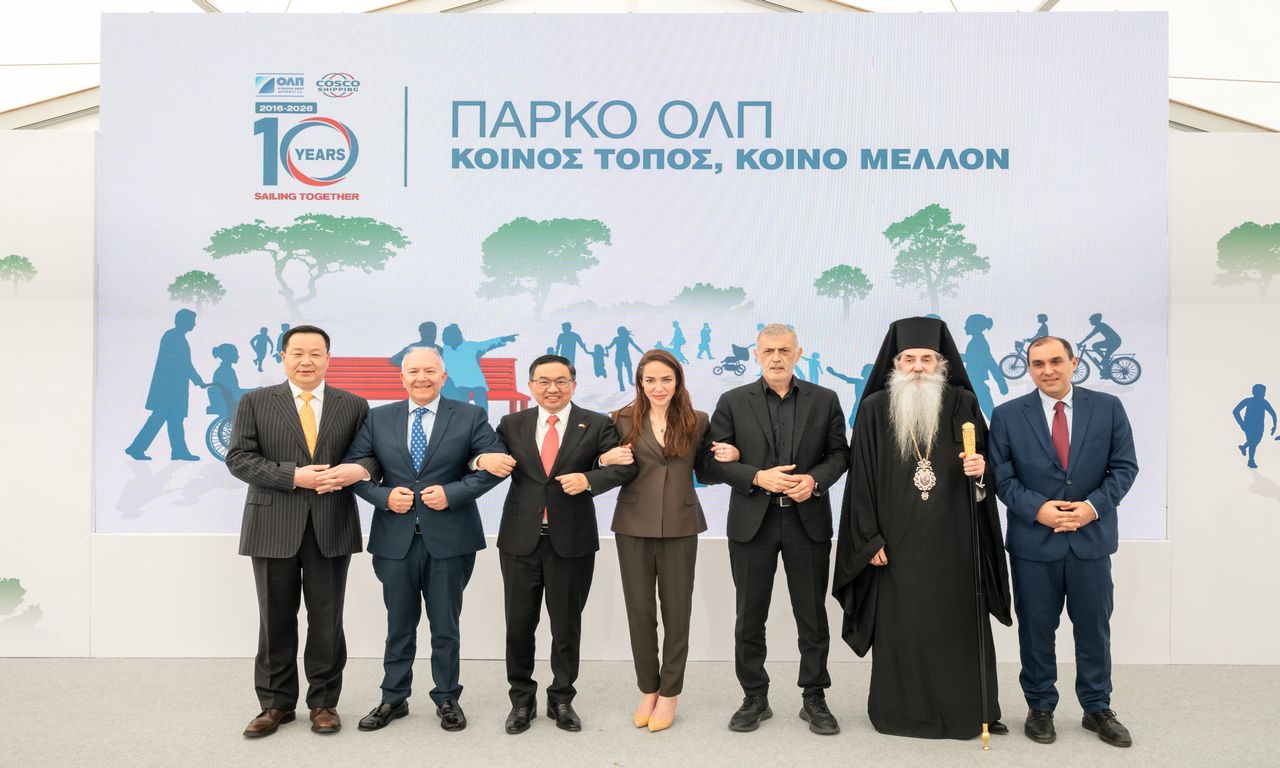 Από αριστερά προς δεξιά Han Chao, Στέφανος Γκίκας, Fang Qiu, Δόμνα Μιχαηλίδου, Γιάννης Μώραλης, Μητροπολίτης Πειραιώς, κ. Σεραφε