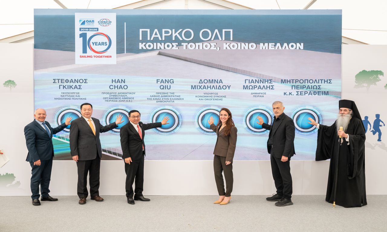 Από αριστερά προς δεξιά Σ. Γκίκας, Han Chao, Fang Qiu, Δόμνα Μιχαηλίδου, Γιάννης Μώραλης, Μητροπολίτης Πειραιώς, κ. Σεραφείμ